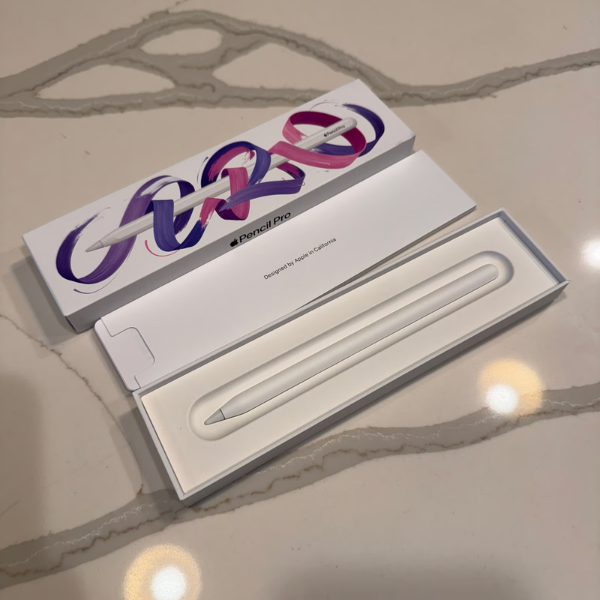 Apple Pencil Pro Blanc (MX2D3AM/A) – Stylet Professionnel Ultra-Précis pour iPad | Sensibilité à la Pression & Inclinaison