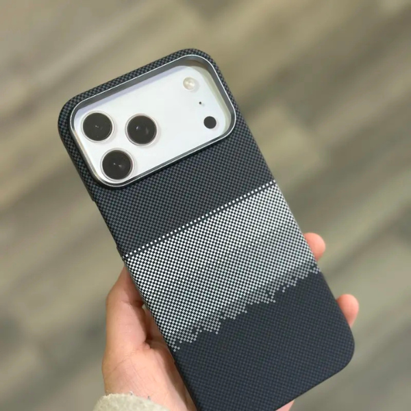 Coque iPhone Luxo Life Carbon Fiber Texture – Protection Slim & MagSafe