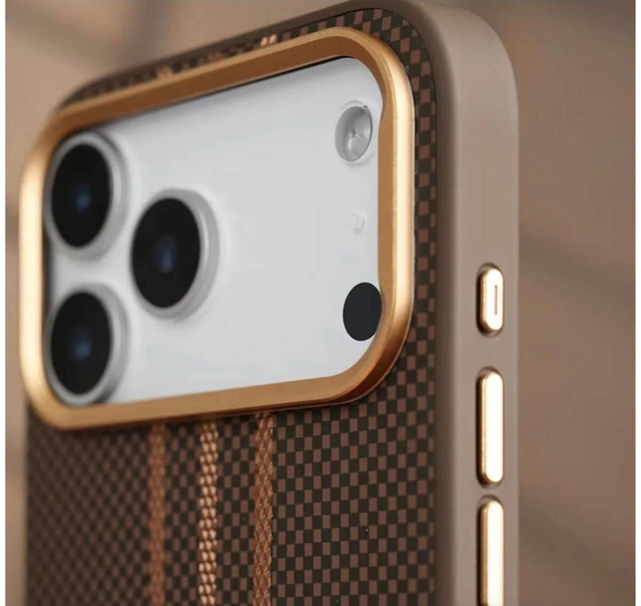 Coque Karbon-Fiber « Goldrix » MagSafe pour iPhone 17 Pro